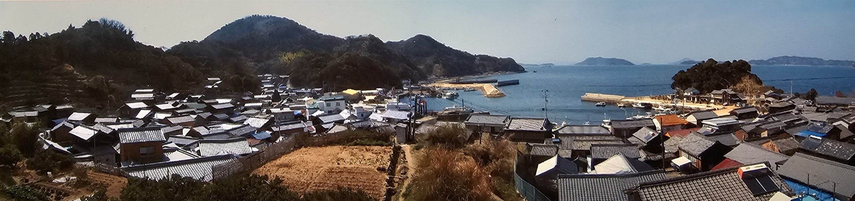 二神島の集落と港を見渡す全景