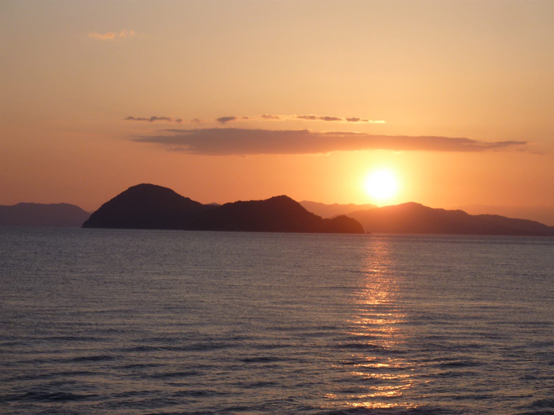 夕日に浮かぶ二神島