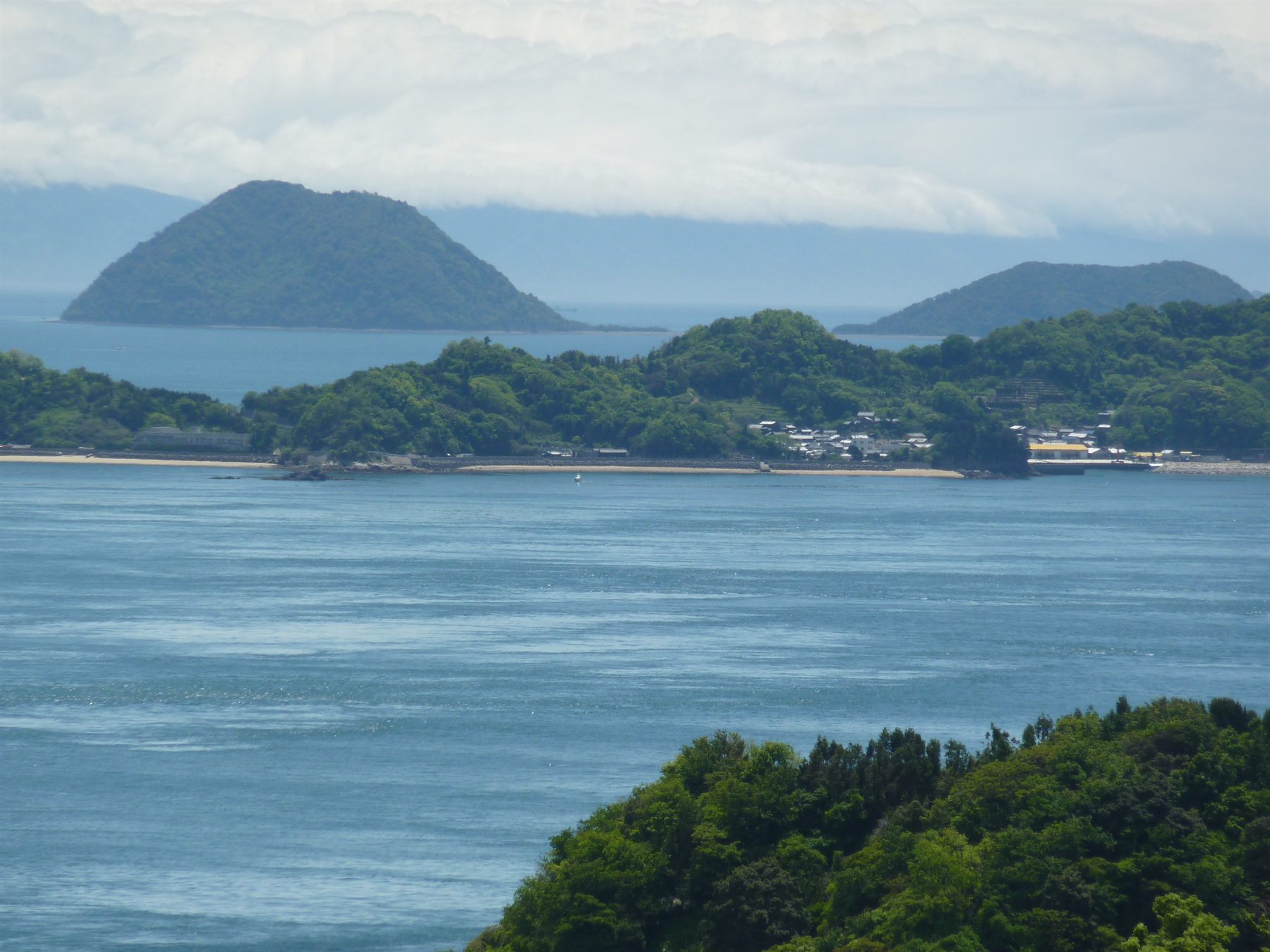 海越しに望む二神島と由利島