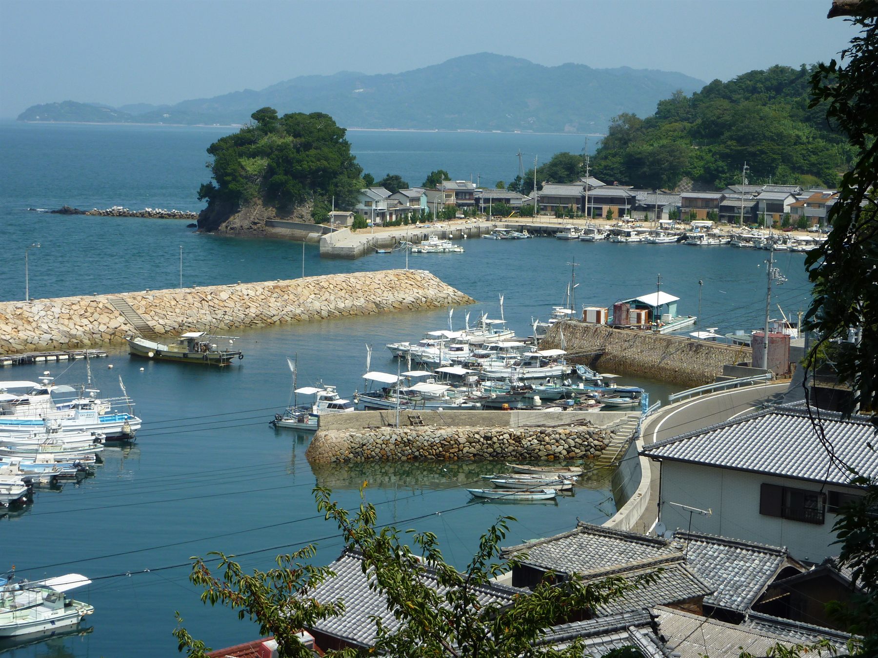 本浦の丘から見た二神島内港