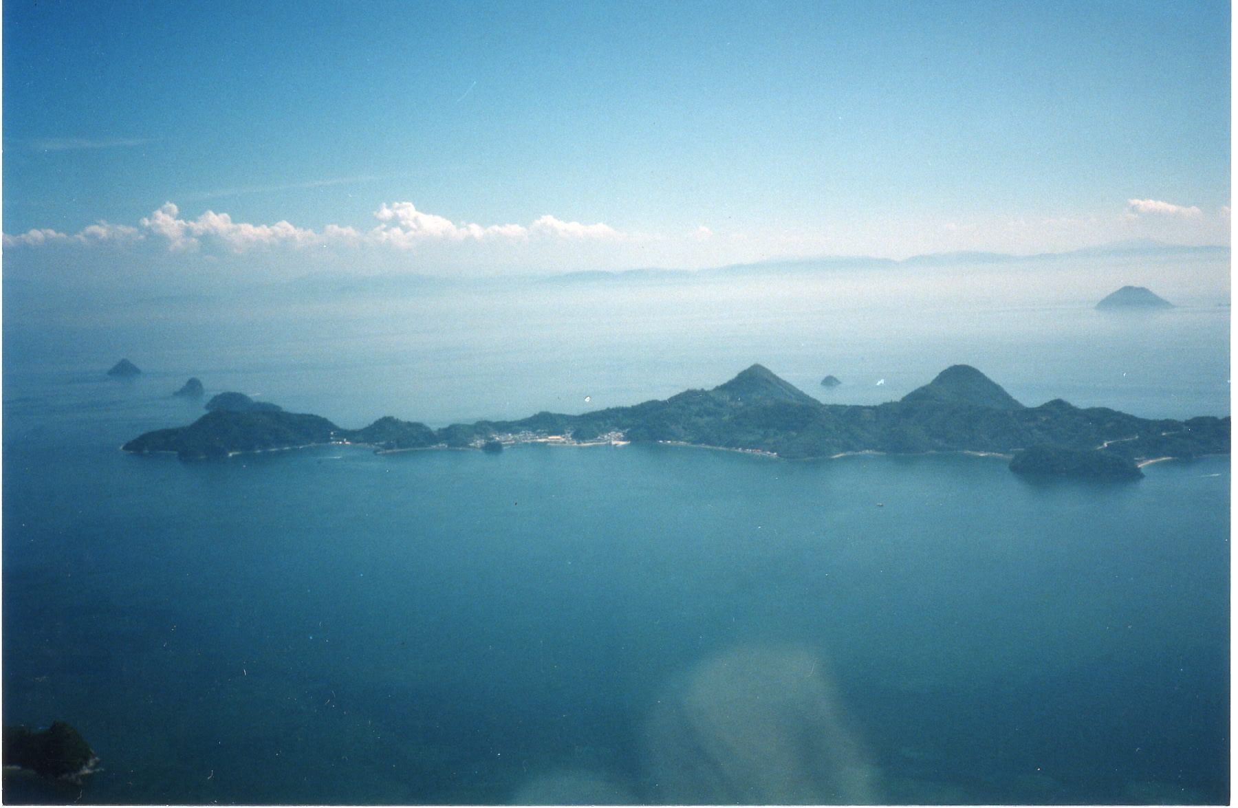 北側から見た二神島の空撮